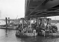 836352 Afbeelding van het invaren van een nieuw gedeelte van de Moerdijkbrug over het Hollands Diep.